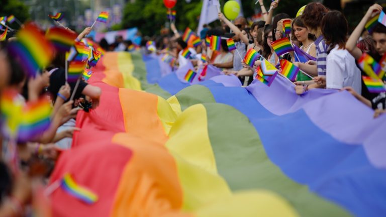 Ungaria interzice simbolurile LGBT+ în clădirile publice Ungaria interzice simbolurile LGBT in cladirile publice