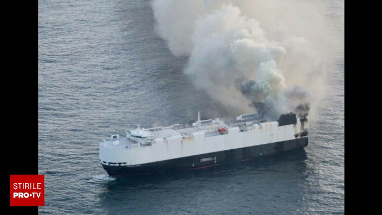 Vapor urias transportand 3000 masini a luat foc