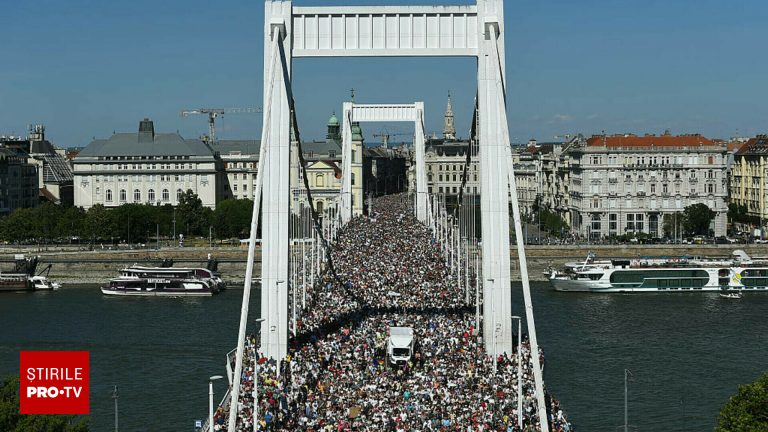 Zeci de mii de oameni l au sfidat pe Orban la Pride