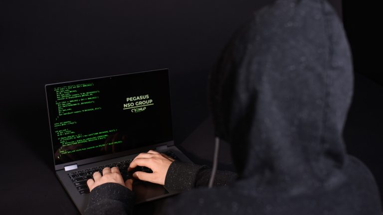 Hacker chinez arestat la Milano pentru spionaj vaccinuri COVID 19