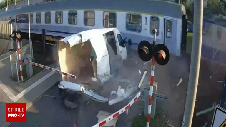 Dubita blocata intre bariere spulberata de tren in Polonia