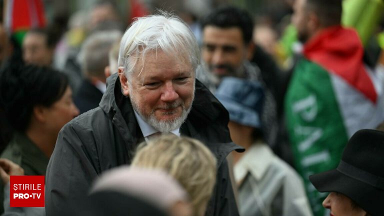 Julian Assange la manifestatia pro palestinianala din Sydney Bannere cu numele copiilor ucisi