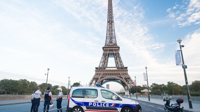 Parasutist arestat la aterizarea de pe Turnul Eiffel