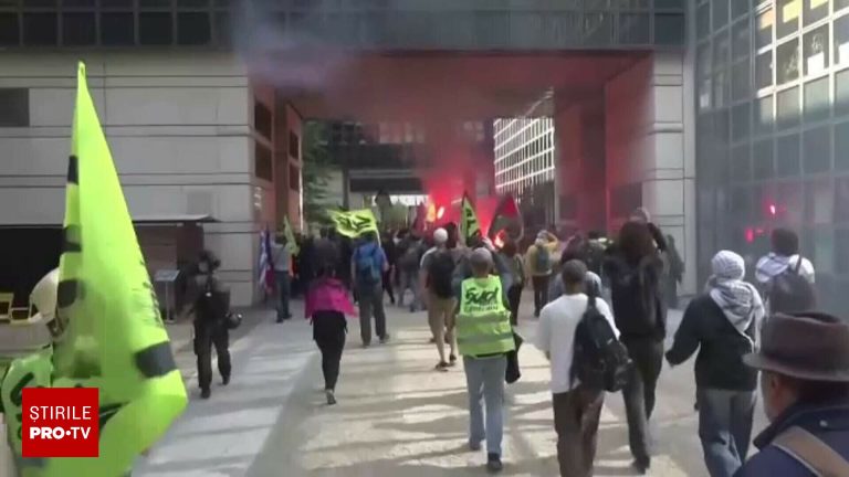Aproape 900000 de francezi blocheaza tara din cauza reducerilor