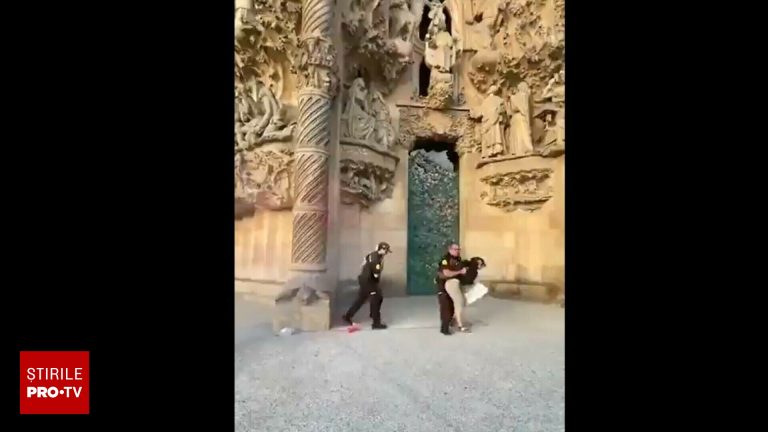 Dreptate climatica Catedrala Sagrada Familia vopsita rosu in protest