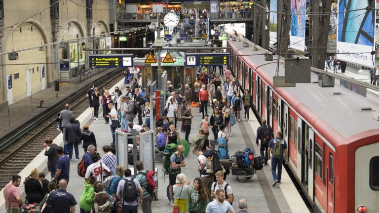 O refugiat ucrainean a murit dupa ce a fost impins sub tren in Germania