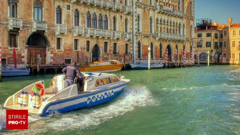 O romanca si un britanic au parasit Venetia inotand