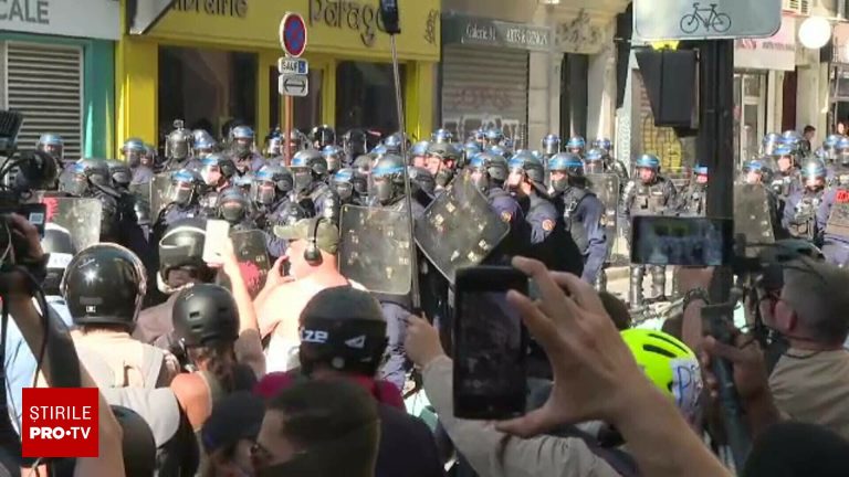 Premierul francez a convocat sindicatele dupa violente
