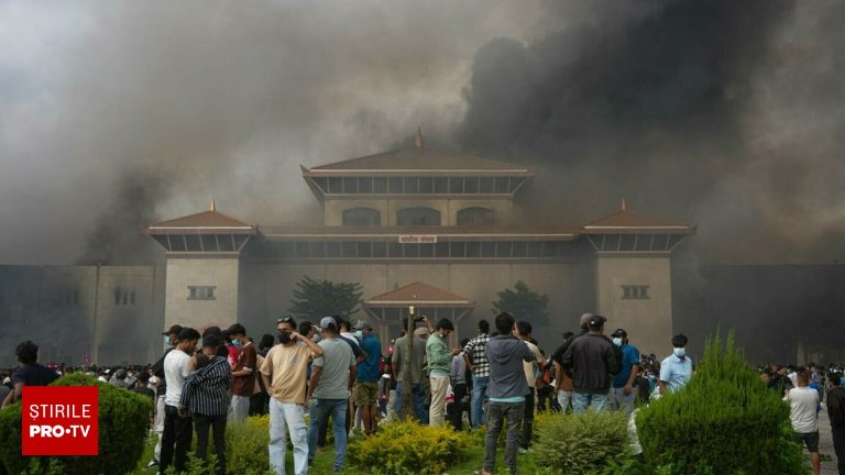 Violenele din Nepal escaladeaza Parlament incendiat 20 morti