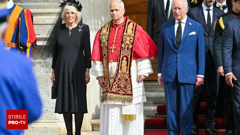 Imagini istorice din Capela Sixtina Regele Charles si Papa Leon in rugaciune
