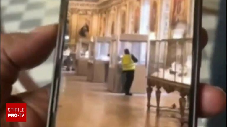 Primele imagini ale jafului de la Muzeul Luvru Primele imagini ale jafului de la Muzeul Luvru