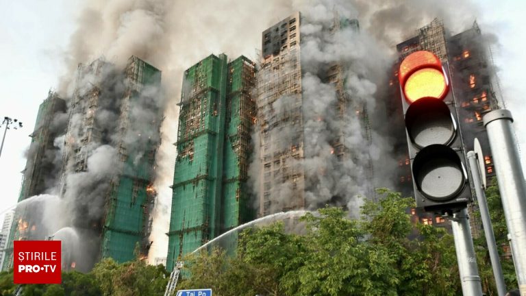 Pompierii sting incendiul din complexul imobiliar Hong Kong Pompierii sting incendiul din complexul imobiliar Hong Kong