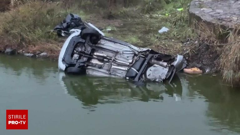 Șase oameni au murit după ce un român a căzut cu mașina într-un lac Sase oameni au murit dupa ce un roman a cadut cu masina intr un lac