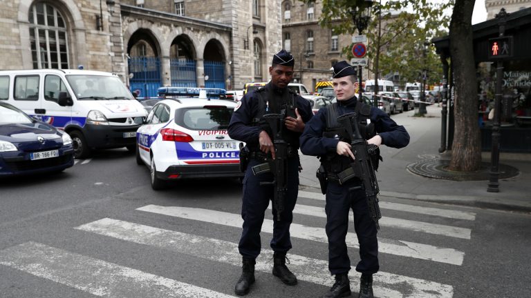 Sediul France Televisions din Paris, evacuat în urma unei alerte cu bombă Sediul Francetelevisions din Paris evacuat in urma unei alerte cu bomba
