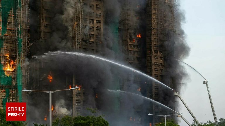 Incendiu puternic la un complex de blocuri din Hong Kong incendiu puternic la un complex de blocuri din hong kong