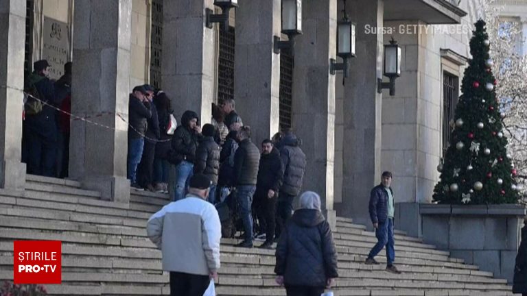 Bulgarii se ingramadesc sa cumpere euro la banca