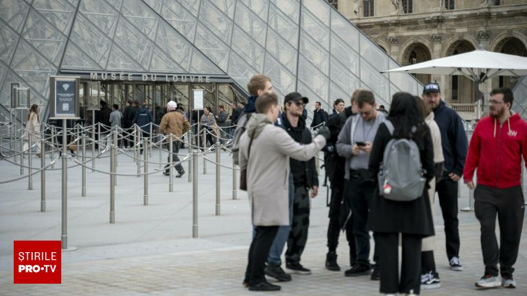 Comoară regală la Luvru: coroane și tiare expuse. FOTO Comoara regala la Luvru coroane si tiare expuse FOTO