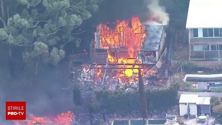 Incendii de vegetație în Sydney, distrug 12 locuințe. Incendii de vegetatie in Sydney distrug 12 locuinte