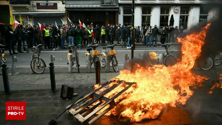 Protest violent în Bruxelles, fermierii blochează drumurile Protest violent in Bruxelles fermierii blocheaza drumurile