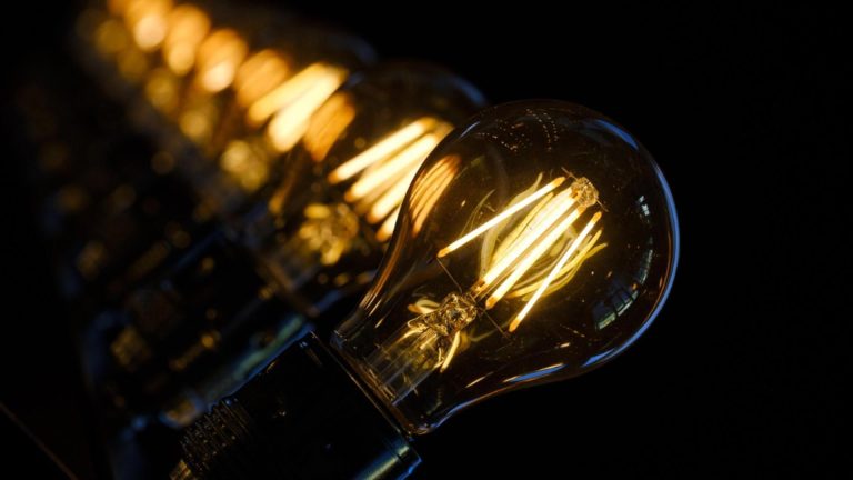 Românii se revoltă la facturile mari la energie. Romanii se revolta la facturile mari la energie