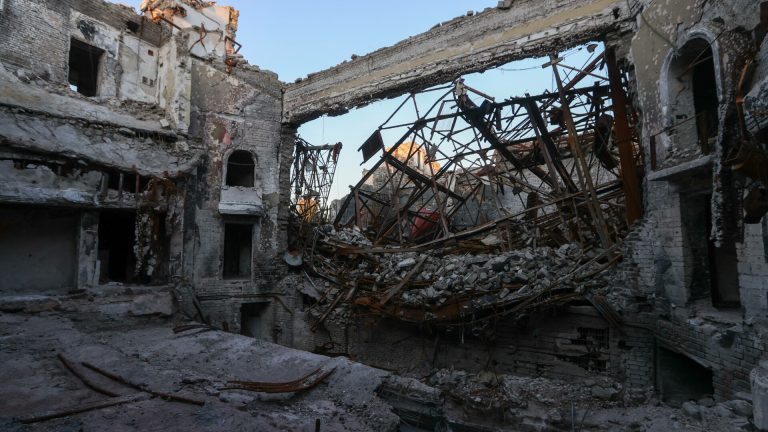 „Teatrul din Mariupol, redeschis pe oasele morților” Teatrul din Mariupol redeschis pe oasele mortilor