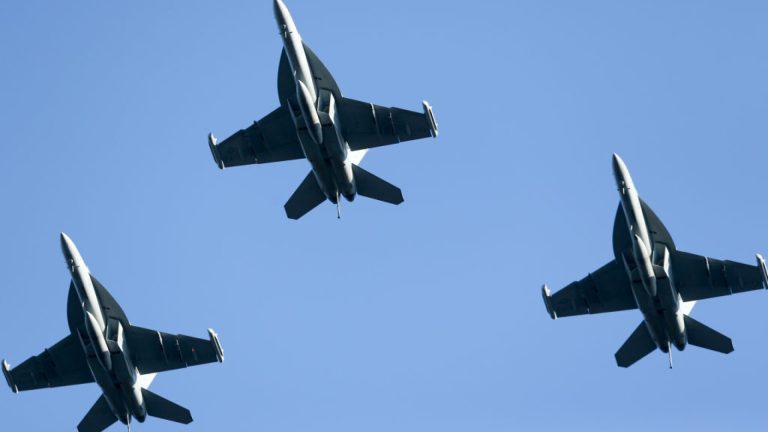 Un stat NATO si a pregatit avioanele de vanatoare