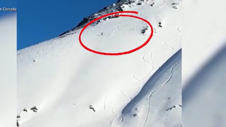 Cum a provocat un schior canadian o avalanșă la peste 2.400 de metri altitudine. Cum a provocat un schior canadian o avalanse la peste 2400 de metri altitudine