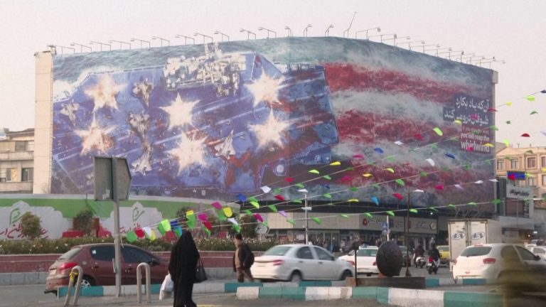 Daca semeni vant vei culege furtuna Iranul avertizeaza SUA printr un mesaj scris pe un perete urias VIDEO