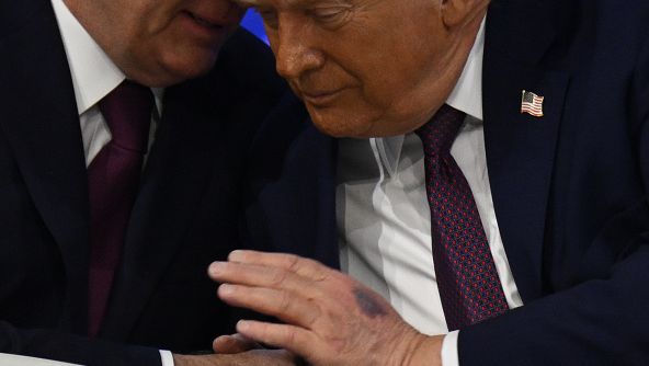Donald Trump a fost remarcat din nou la Davos, având o vânătaie pe mâna stângă. Casa Albă: S-a lovit de colțul mesei. FOTO Donald Trump a fost remarcat din nou la Davos avand o vnataie pe mna stanga Casa Alba S a lovit de coltul mesei FOTO