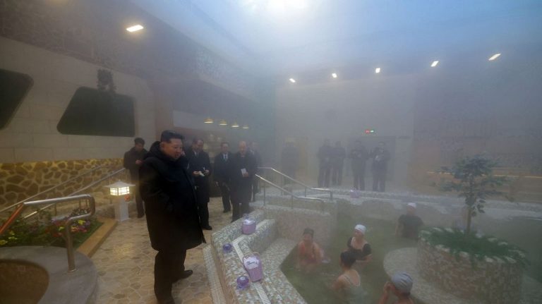 Imagini ciudate cu Kim Jong Un într-un spa aburind, îmbrăcat pentru iarnă, alături de supușii săi înfierbântați. Imagini ciudate cu Kim Jong Un intr un spa aburind imbracat pentru iarna alaturi de supusii sai infierbantati