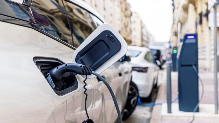 Judecator federal Administratia Trump a oprit ilegal finantarea pentru statiile de incarcare a vehiculelor electrice