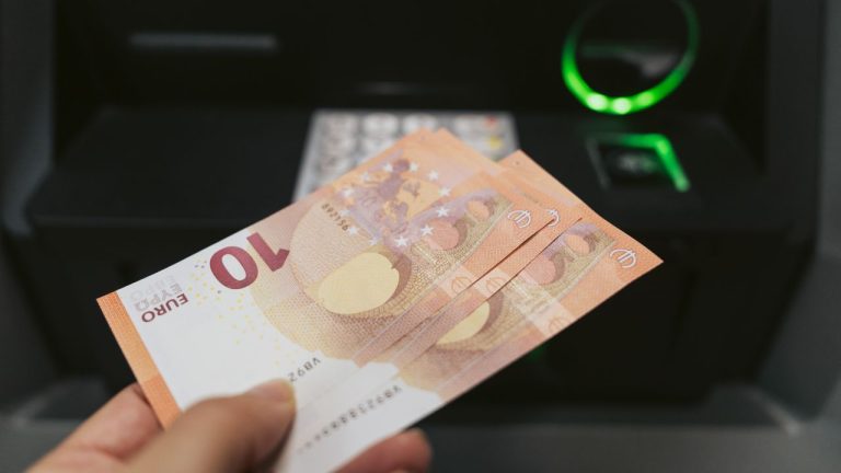 Polonia nu se grabeste sa adopte euro avem motive tot mai convingatoare pentru a mentine zlotul
