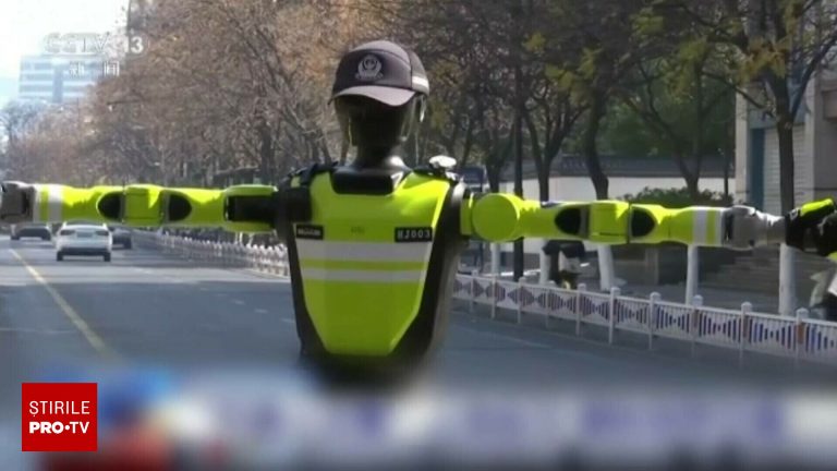 Robotii de aproape doi metri in locul agentilor de trafic