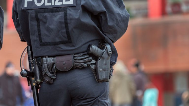 Roman prins cu zeci de mii de euro ascunsi in lenjerie intima in urma unui control pe autostrada A72 din Germania