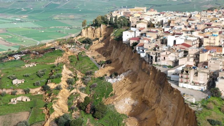 „Situația este alarmantă” pentru un oraș din Sicilia, aflat la propriu pe marginea unei prăpastii în urma unei alunecări de teren. Situatia este alarmanta pentru un oras din Sicilia aflat la propriu pe marginea unei praastii in urma unei alunecari de teren