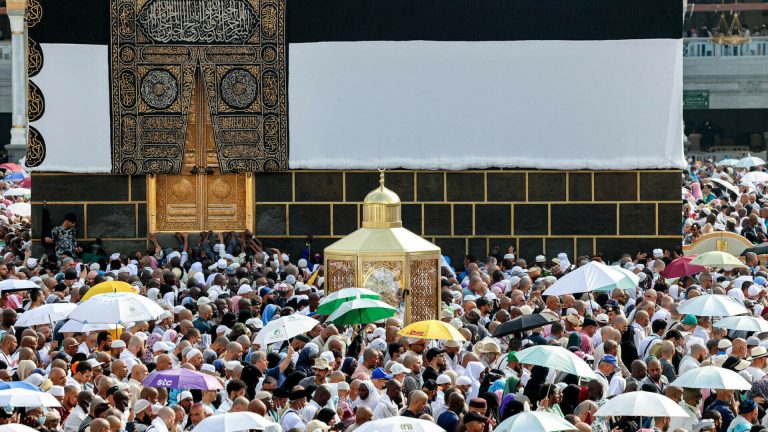 Sute de pelerini au ramas fara bani dupa anularea calatoriilor la Mecca