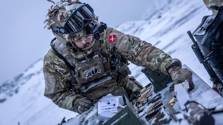 Tensiuni in Groenlanda Danemarca desfasoara constant trupe soldatii exerseaza pentru batalii ce ar putea avea loc