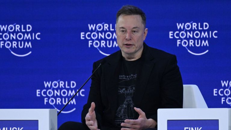 Tesla va vinde roboti umanoizi Optimus pana la sfarsitul anului 2027 Elon Musk la Davos Ii poti cere orice
