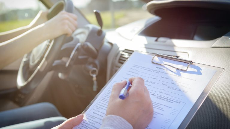 Un barbat a picat examenul auto din cauza examinatorului