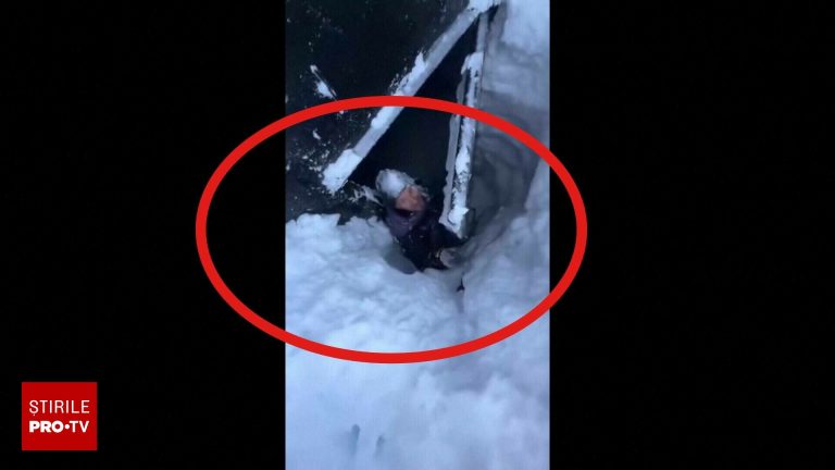VIDEO cu „apocalipsa zăpezii”. Locuitorii unui oraș din Rusia ies din case pe feronerie din cauza ninsorii. VIDEO cu apocalipsa zapezii Locuitorii unui oras din Rusia ies din case pe feronerie din cauza ninsorii