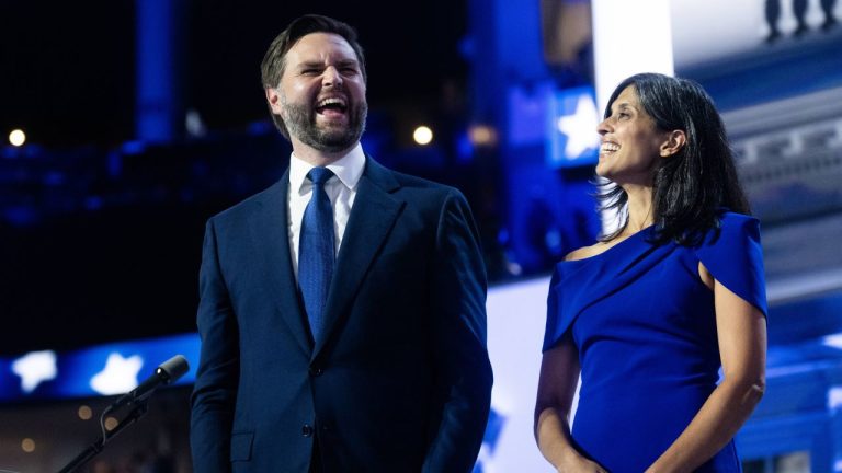 Vicepreședintele JD Vance și soția sa așteaptă al patrulea copil. Este pentru a doua oară în istorie când Casa Albă face un astfel de anunț. Vicepresedintele JD Vance si sotia sa asteapta al patrulea copil este pentru a doua oara in istorie cand Casa Alba face un asfel de anunt