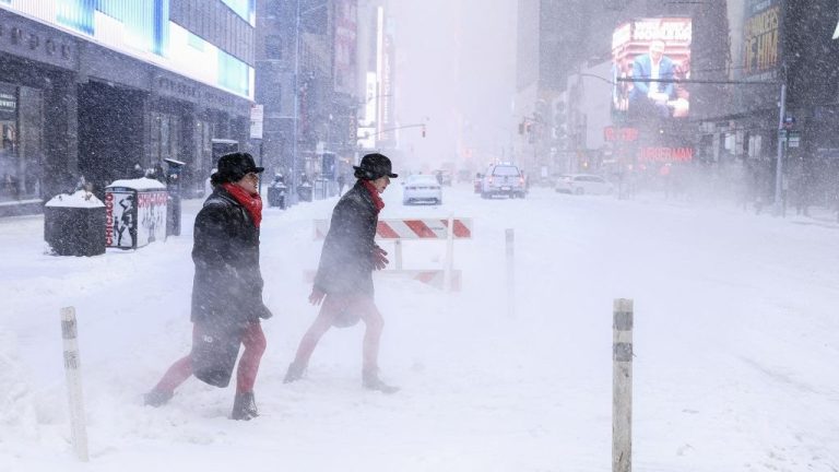 imagini rare cu new york inghetat afectat de cea mai puternica furtuna de zapada din ultimii ani
