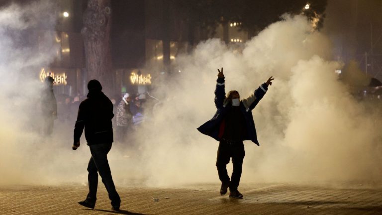noapte de foc in albania un protest impotriva guvernului sa incheiat cu zece de arestari si raniti