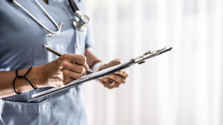 Cand vine vorba de fonduri publice statul are un cuvant de spus Tari in care absolventii de medicina beneficiind de burse au obligatii