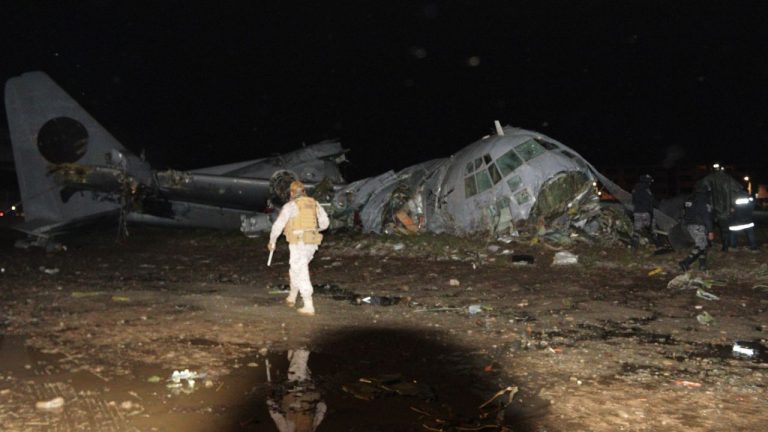 Cel puțin 15 morți, după prăbușirea unui avion încărcat cu bancnote în Bolivia. Ciocniri între poliție și localnici. Cel patru cincizeci morti dupa prabusirea unui avion incarcat cu bancnote in Bolivia Ciocniri intre politie si localnici