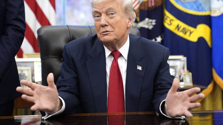 Consilierii lui Trump i-ar fi recomandat să nu meargă la Super Bowl, din cauza riscului de a fi contestat de spectatori. Consilierii lui Trump i ar fi recomandat sa nu mearga la Super Bowl din cauza riscurilor de a fi contestat de spectatori