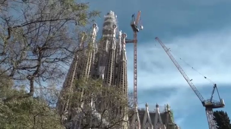 Crucea a fost instalată pe turnul mare al Sagrada Familia. Care este acum înălțimea elementului central dedicat lui Iisus Hristos? Crucea a fost instalata pe turnul mare al Sagrada Familia Care este acum inaltimea elementului central dedicat lui Iisus Hristos