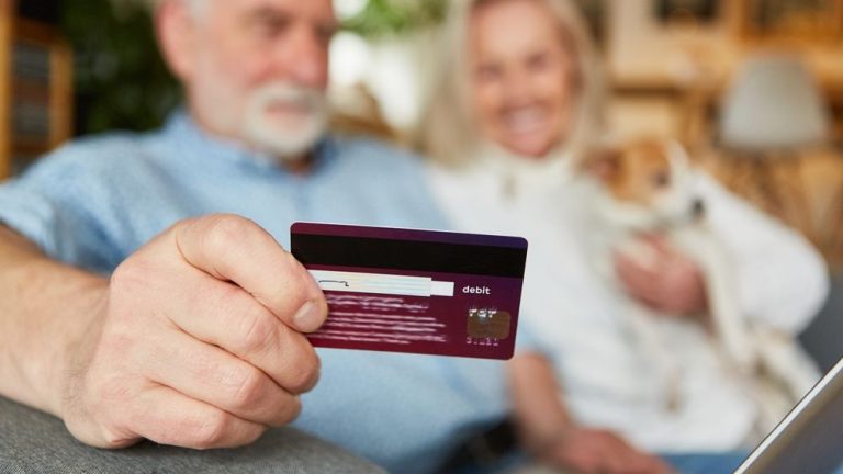 Cum doi pensionari din Elveția au obținut ajutor social de 300.000 de euro, deși aveau în conturi peste un milion de euro. Cum doi pensionari din Elvetia au obtinut ajutor social de 300000 de euro desi aveau in conturi peste un milion de euro