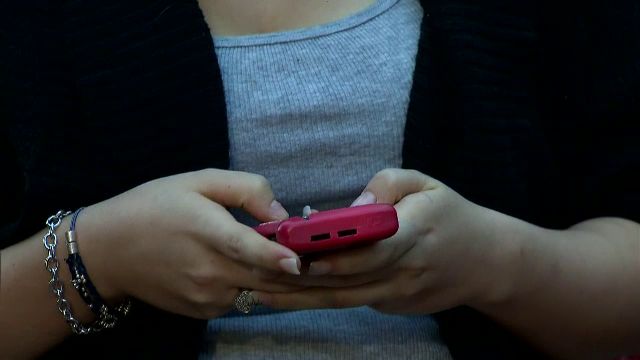 Din ce în ce mai multe țări impun restricții privind accesul adolescenților la rețelele sociale, iar Portugalia sugerează interdicții pentru minori. Din ce in ce mai multe tari impun restrictii privind accesul adolescentilor la retelele sociale iar Portugalia sugereaza interdictii pentru minori