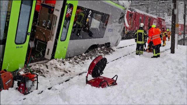 Doi schiori și-au pierdut viața, iar mai mulți au fost răniți în avalanșe în Alpi. Un tren a deraiat în Elveția. Doi schiori si au pierdut vita iar mai multi au fost raniti in avalanse in Alpi Un tren a deraiat in Elvetia